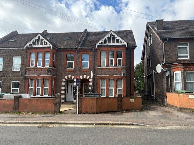 A bright and spacious 1-bedroom flat ideally located on Biscot Road