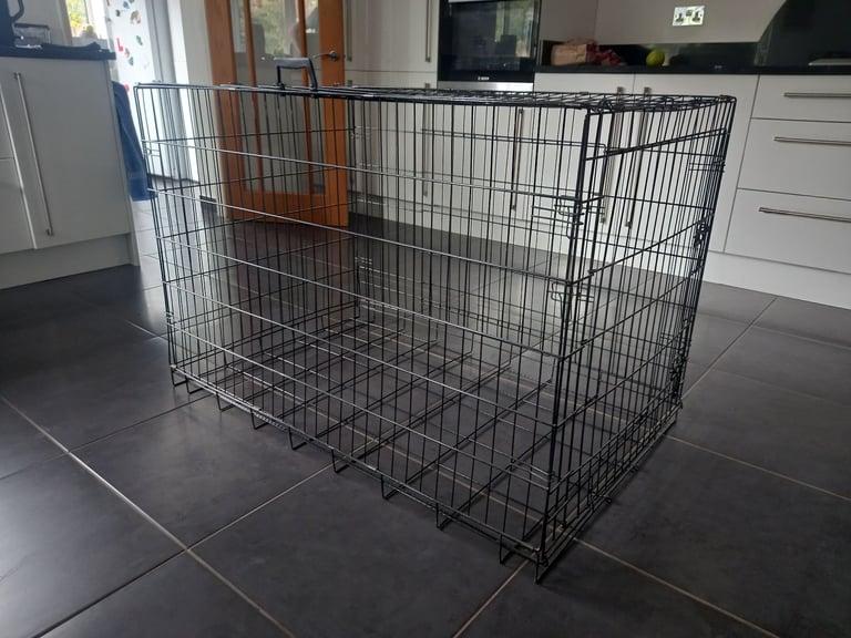 Large dog crate with removable plastic tray