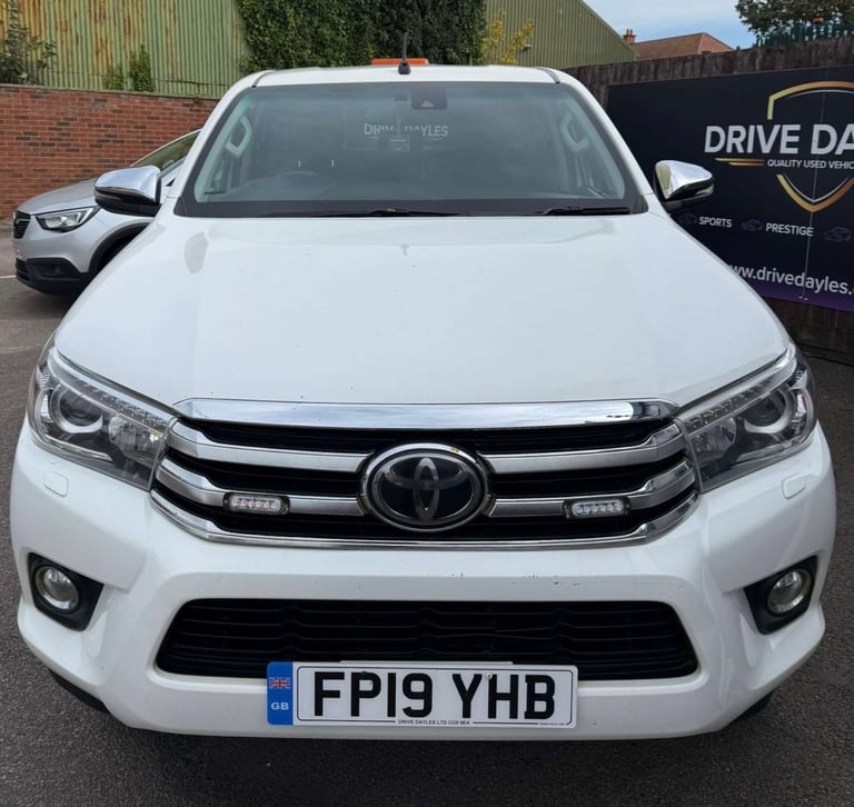 2019 Toyota Hilux 2.4 HI-Luxury Invincible D-4D 4WD Double Cab 4WD 5dr Pickup Diesel Manual