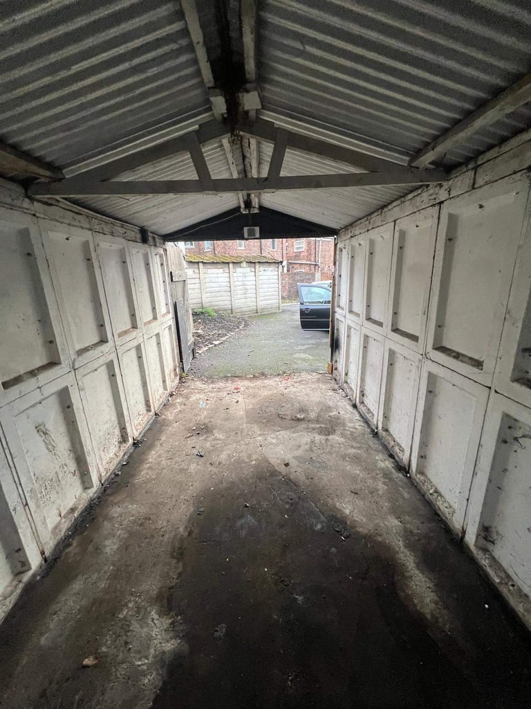 CLEAN & DRY SINGLE GARAGE TO RENT OFF OAK ROAD, SALFORD, M7 2HP