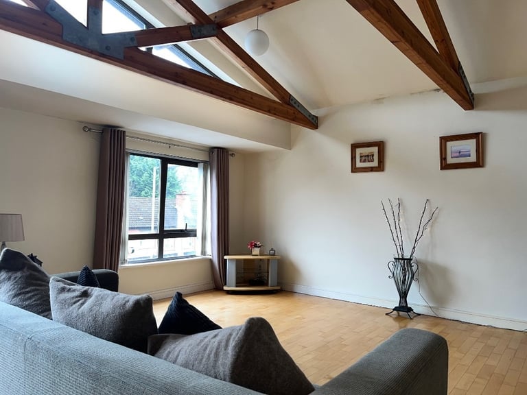 Fabulous Second Floor Penthouse Two Double Bedroom Apartment on the River Lagan