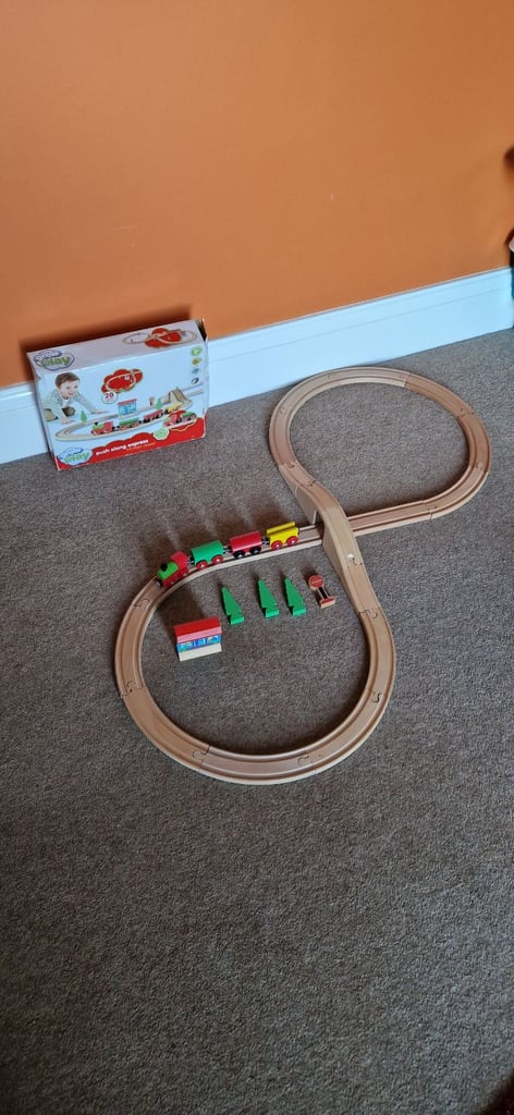 WOODEN TRAIN SET WITH TRAIN AND ACCESSORIES. No 2.