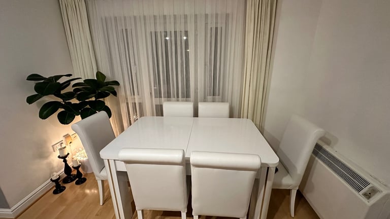 Extendable White Gloss Dining Table with 6 Leather Chairs 