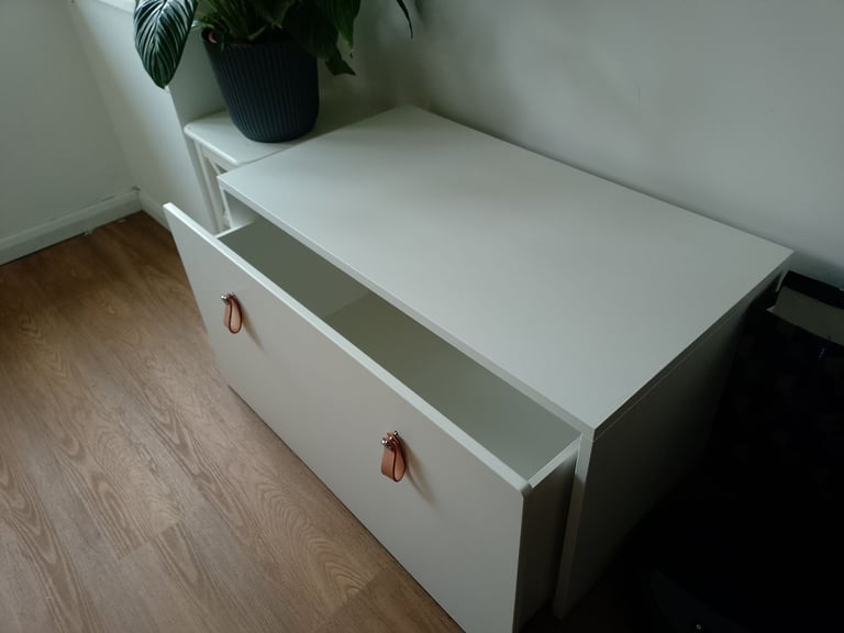 Pull out storage unit- in great condition