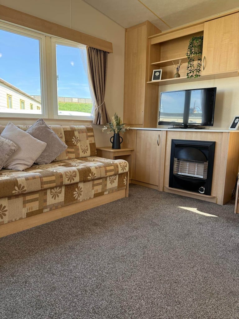 Cheap cosy 2-bedroom caravan with decking. 