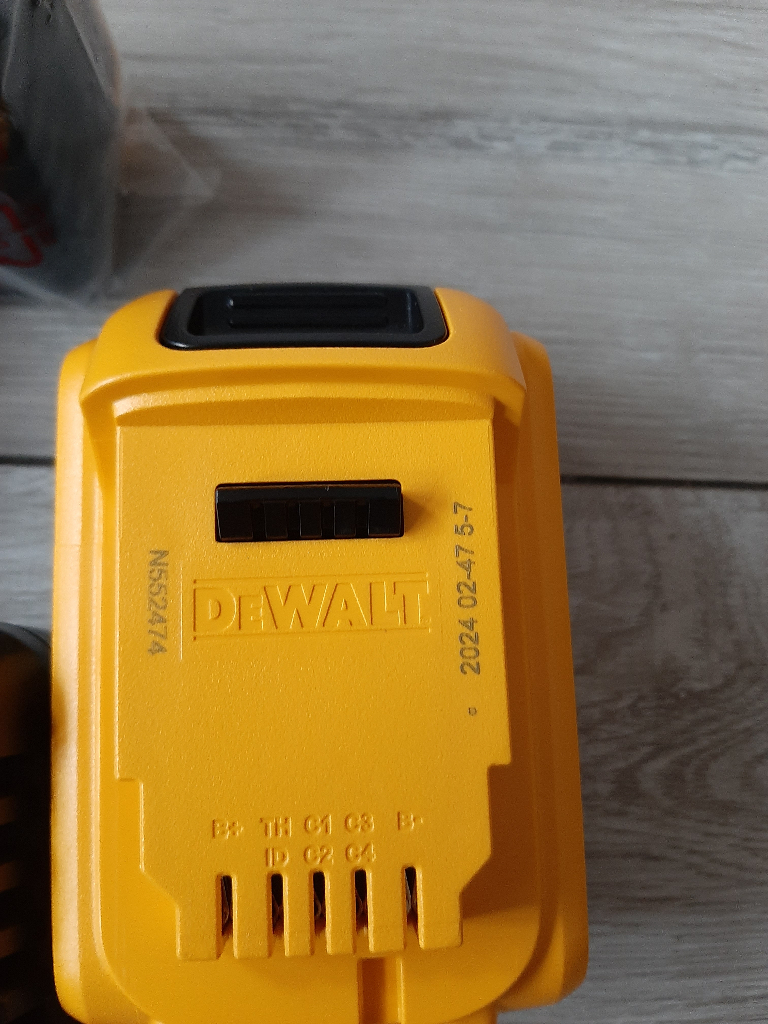 Dewalt 18v 5ah battery x 2 plus charger 
