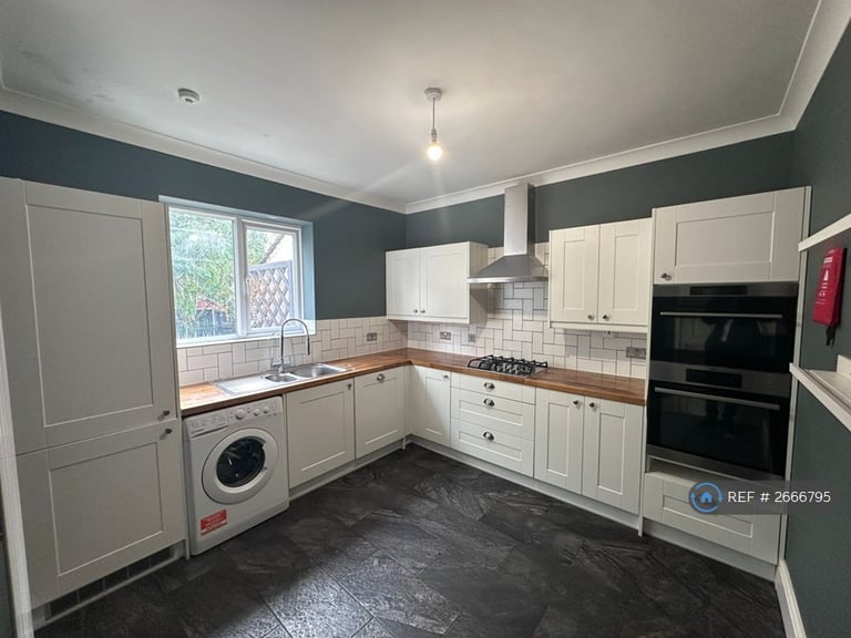 3 bedroom house in Squirrels Heath Road, Romford, RM3 (3 bed) (#2666795)