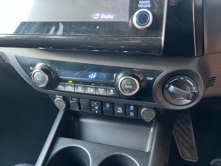 TOYOTA HILUX 2.4 D-4D 150PS INVINCIBLE AUTOMATIC 4X4 PICKUP 71 REG 61,200 MILES