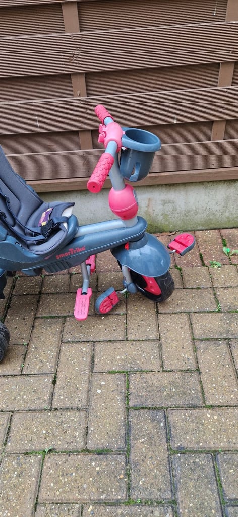 CHILDRENS TRICYCLE SMARTRIKE WITH PARENTAL HANDLE. GOOD CONDITION.
