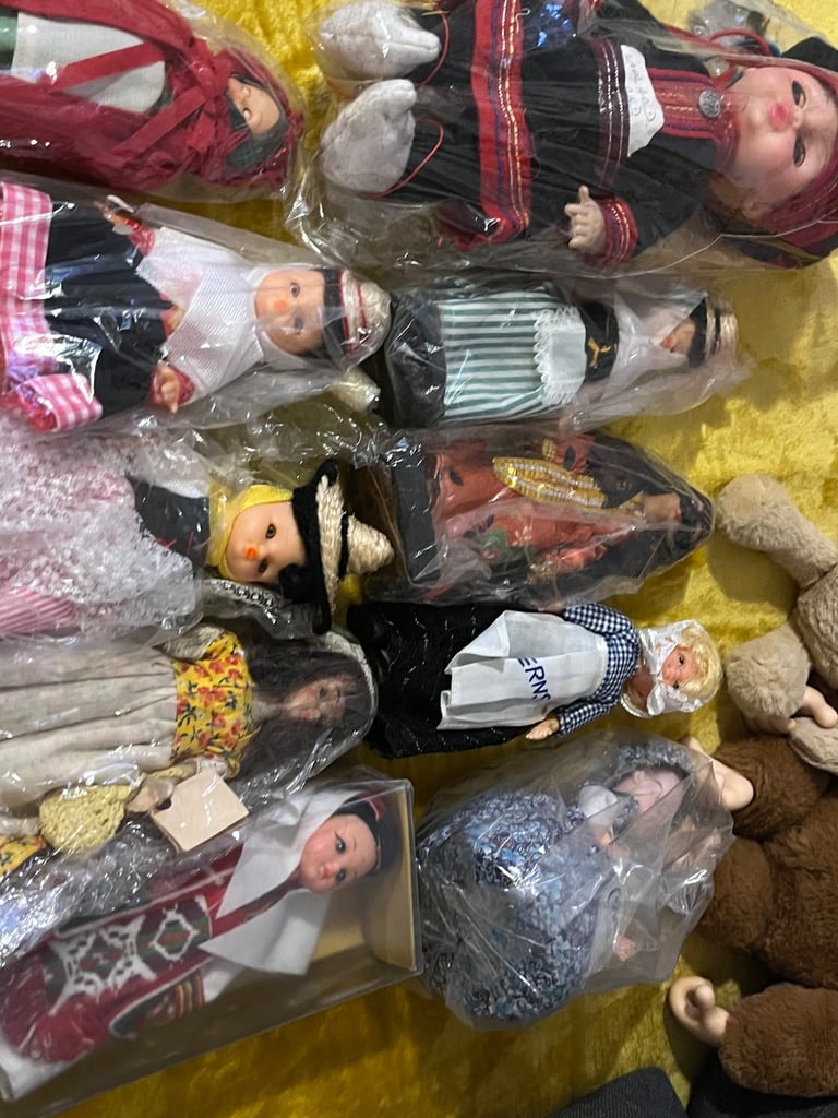 Vinatge 70/80s souvenir dolls 