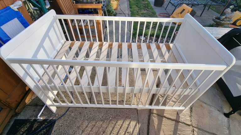 White Wooden Cot Bed