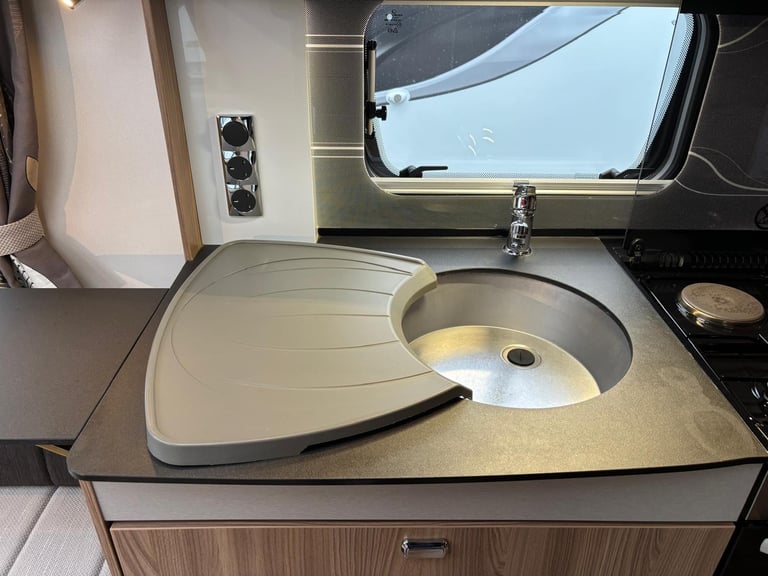 2016 SWIFT CONQUEROR 645, ISLAND BED, TALL FRIDGE, ALDE, SOLAR