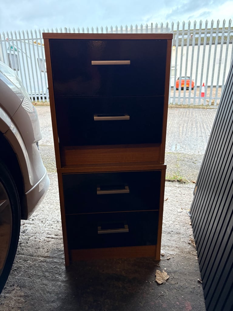 image for Free set of 2 bedside drawers