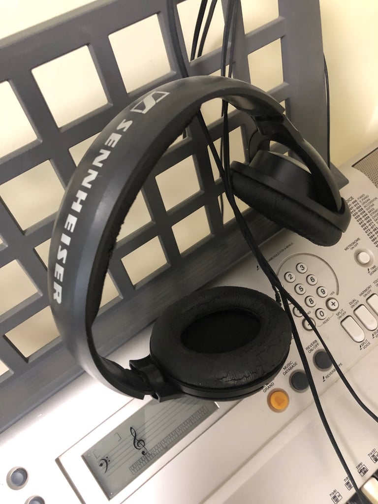  Yamaha. E 373  Electronic Key Board  plus stand and head set 