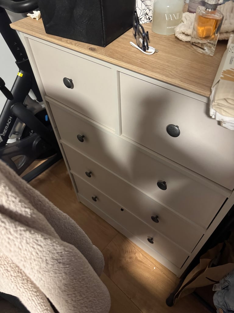 image for 2 bedside units 1 chest of drawers 