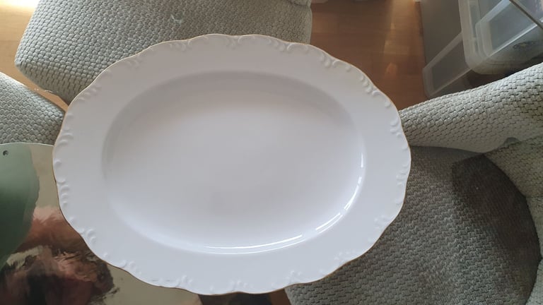 Dinner / Crockery Set - 16 piece (x3 plates chipped)
