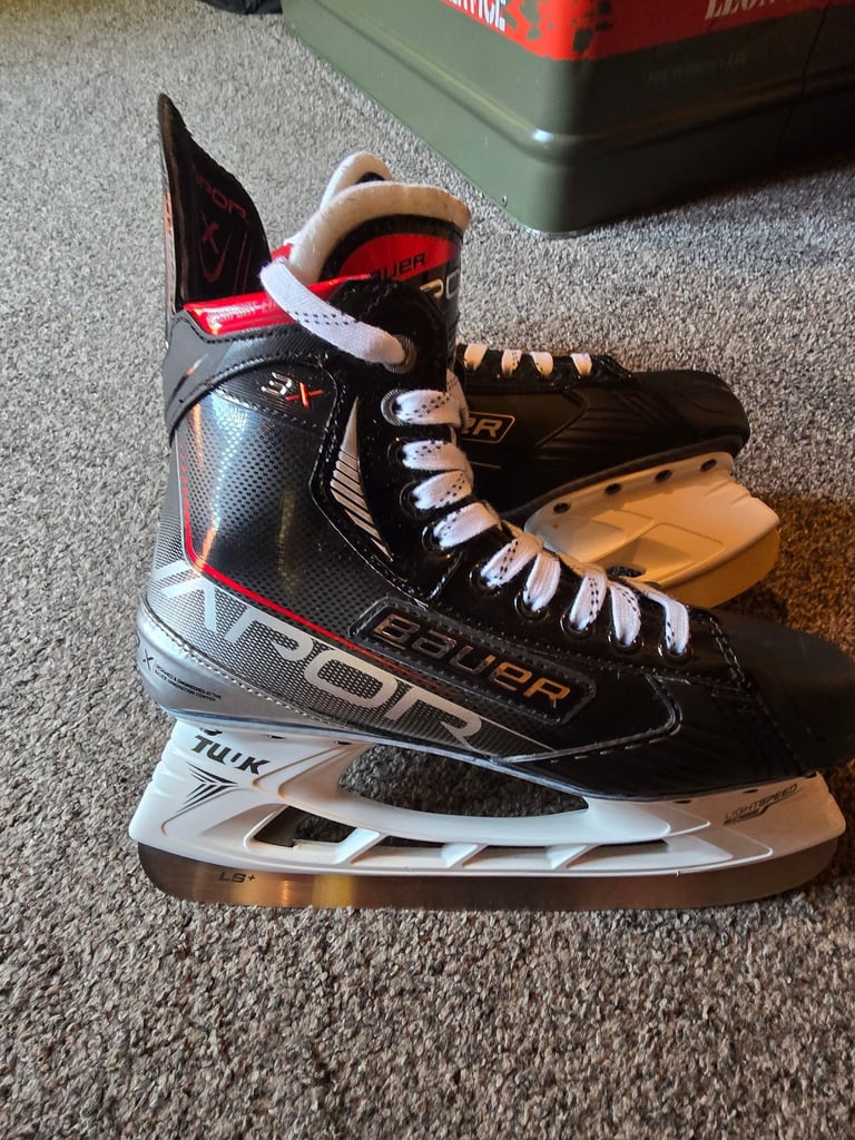 Bauer Ice Hockey Skates with Bauer covers, lace puller and bag.