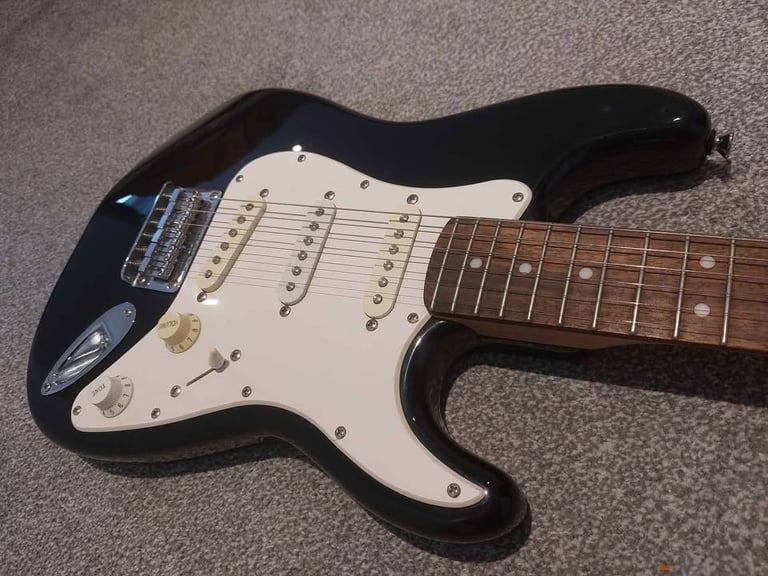 Black Fender Squier Stratocaster Mini in excellent condition