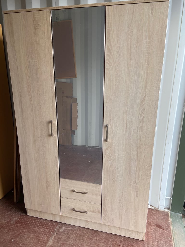 Mirrored 3 door wardrobe_ Brand new 