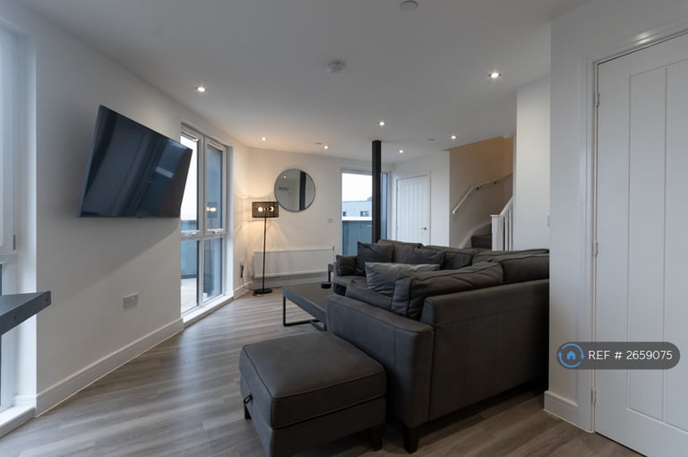 2 bedroom flat in Wharf Road, Chelmsford, CM2 (2 bed) (#2659075)