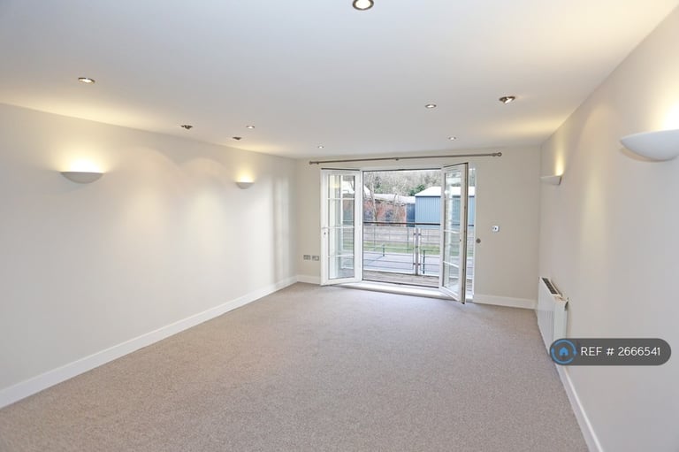 2 bedroom flat in George Street, Prestwich, Manchester, M25 (2 bed) (#2666541)