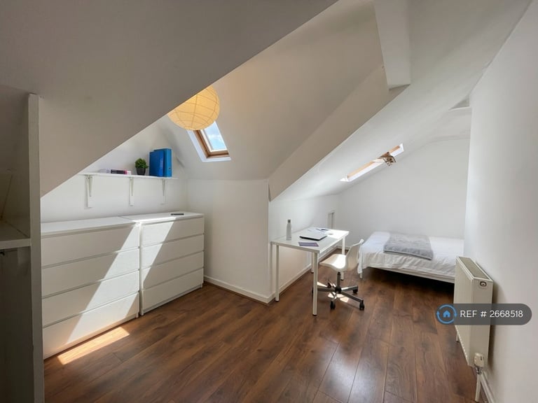 8 bedroom house in Nicander Road, Liverpool, L18 (8 bed) (#2668518)