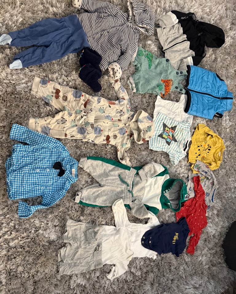 Bundle of baby boys clothes 3-6, 6-9 months few 9-12