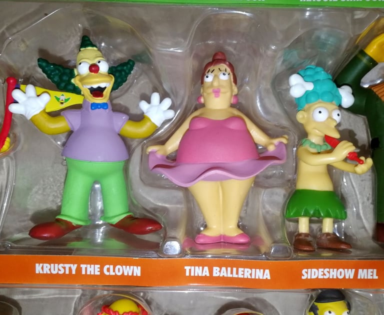 The Simpsons 25 Piece Figurine Collector's Set With Golden Homer + Extra Figure