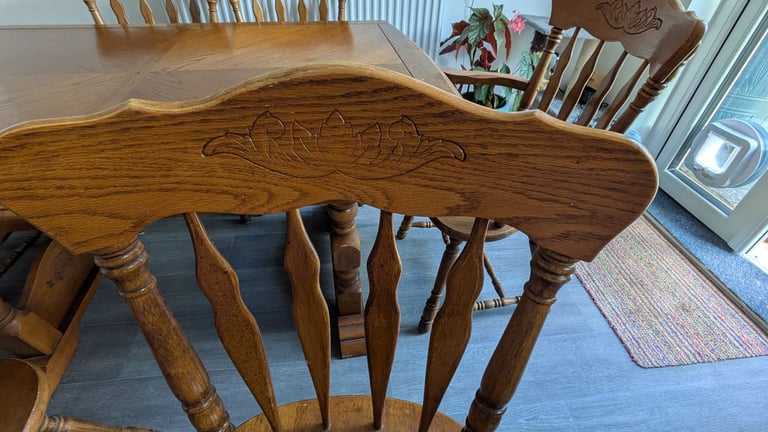 Extendable Dinning room table with 2 carver chairs and 4 dinning room chairs 