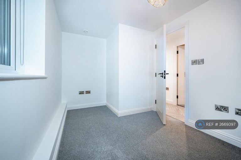 3 bedroom flat in Saltash Road, Swindon, SN2 (3 bed) (#2669397)