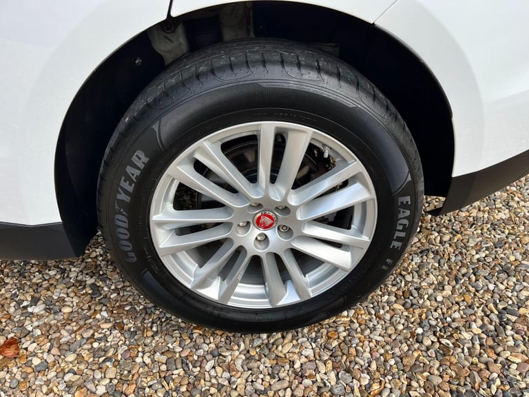 JAGUAR F-PACE 2.0 D180 Portfolio 2016