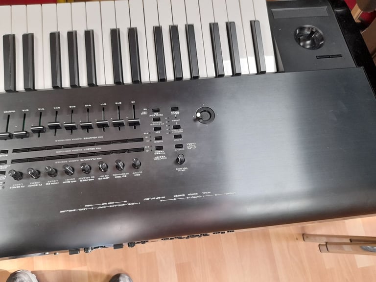 Korg Kronos X 88 key workstation professional keyboard excellent condition