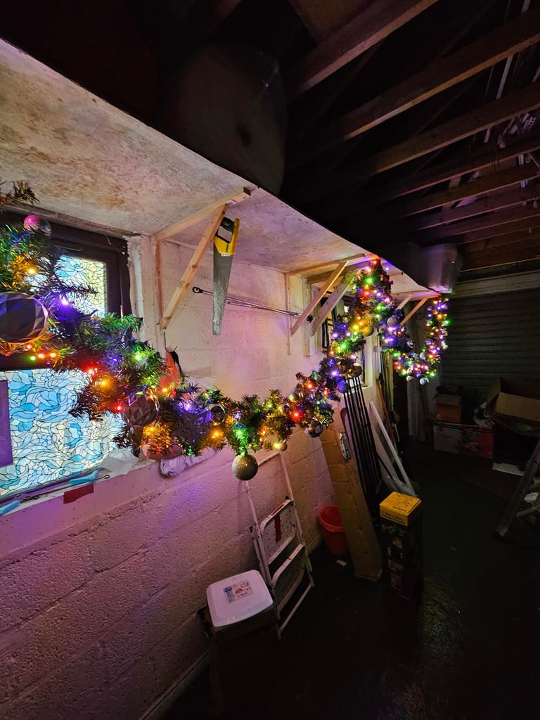 20 Ft Christmas Garland with lights, Baubles and pine cones 