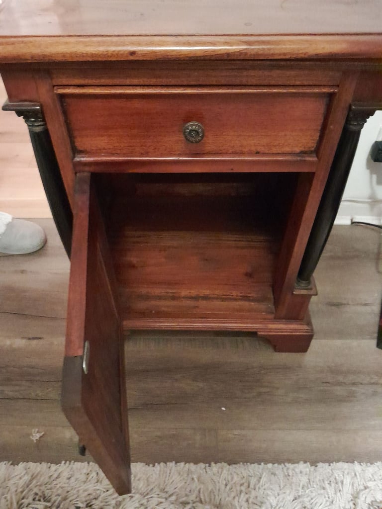 Small mahogany cupboard.