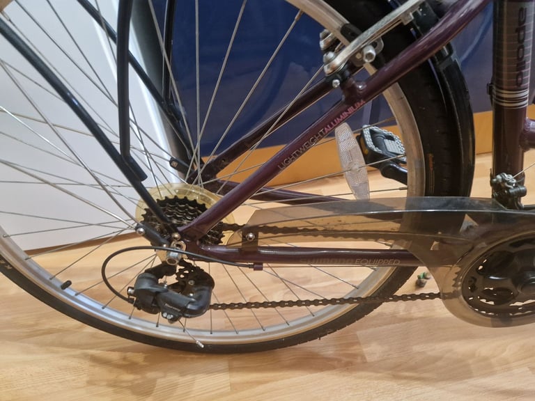 Apollo Elyse Women's Hybrid Bike. 16" Frame 700C Wheels. 21 Speed, in VGC