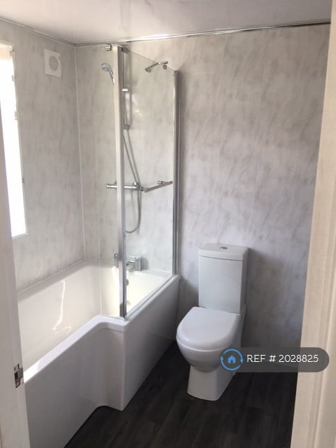 2 bedroom flat in Highfield Road, Widnes, WA8 (2 bed) (#2028825)