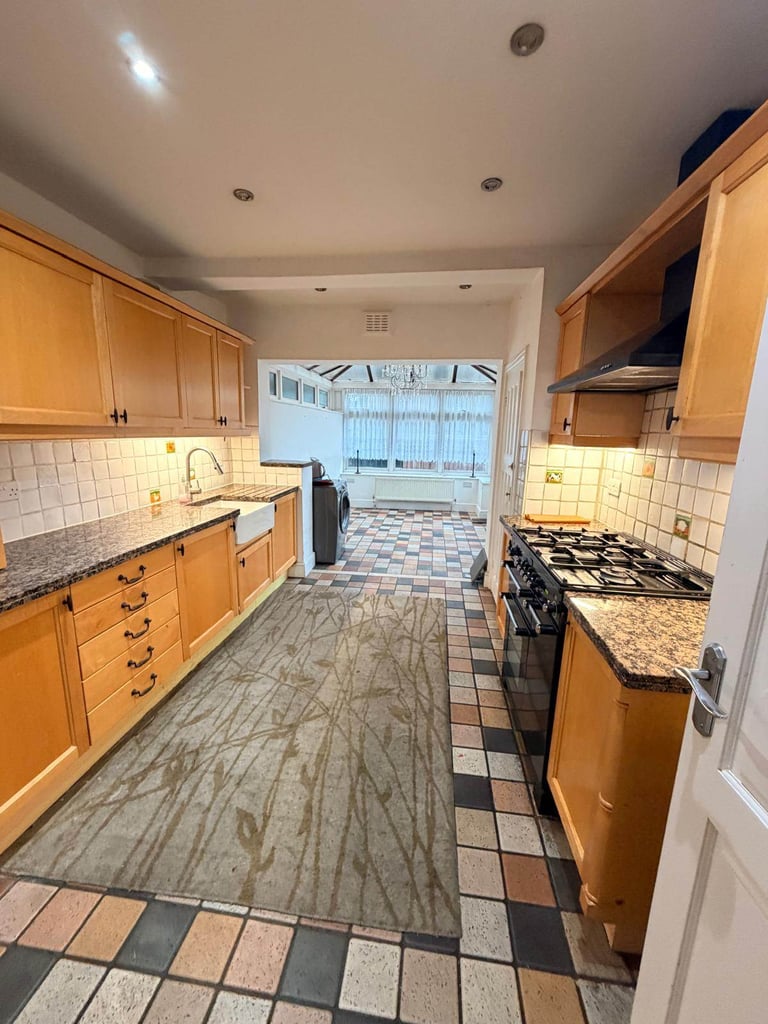 Welcome to your new 4-bedroom, 2-bathroom and 1-toilet house for rent in Warren Road, London, E11 2.