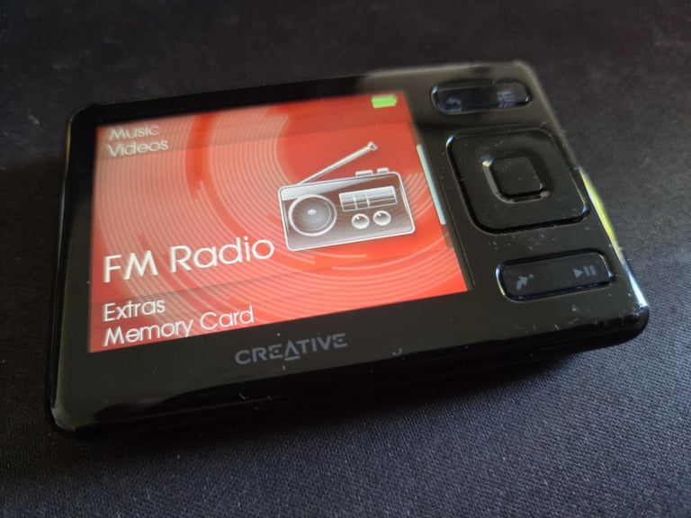 Creative Zen 8GB Black MP3 FM Radio Audio Video Player + Accessories Bundle