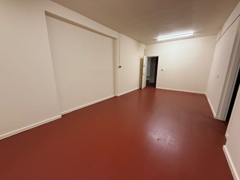 3,184sq. ft. Warehouse/Storage Unit to let in Whittington. Car Parking. Flexible Lease Terms.