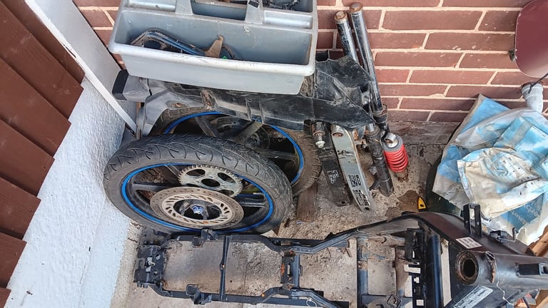 2005 cbr 125r project, rolling chassis, no engine