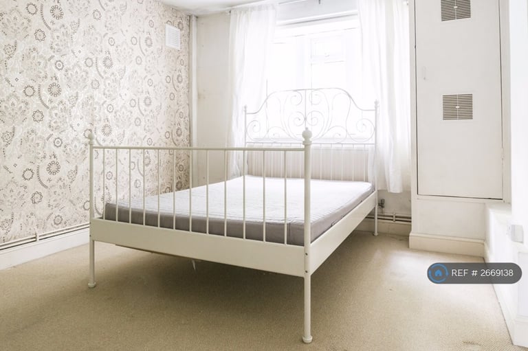 2 bedroom flat in Nunhead Lane, London, SE15 (2 bed) (#2669138)