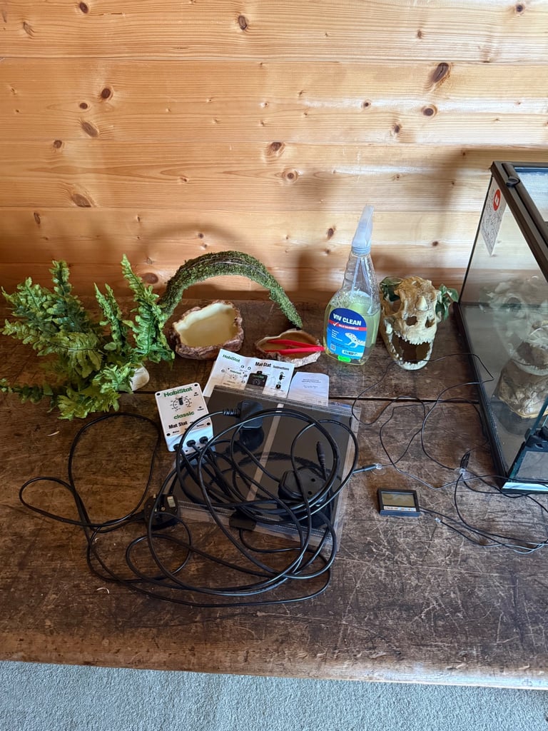Exo Terra Tank/terrarium. Gecko/exotic pet tank. Plus extras. 