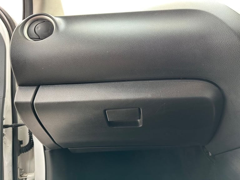 2016 Nissan Navara 2.3 dCi Tekna Pickup Double Cab 4dr Diesel Auto 4WD Euro 6 (190 ps) PICKUP Die...