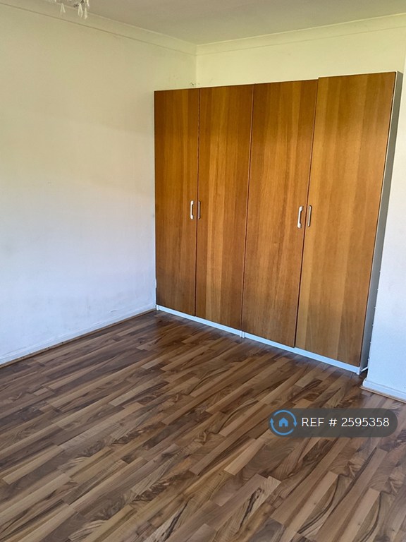 2 bedroom flat in Lane End Croft, Leeds, LS17 (2 bed) (#2595358)