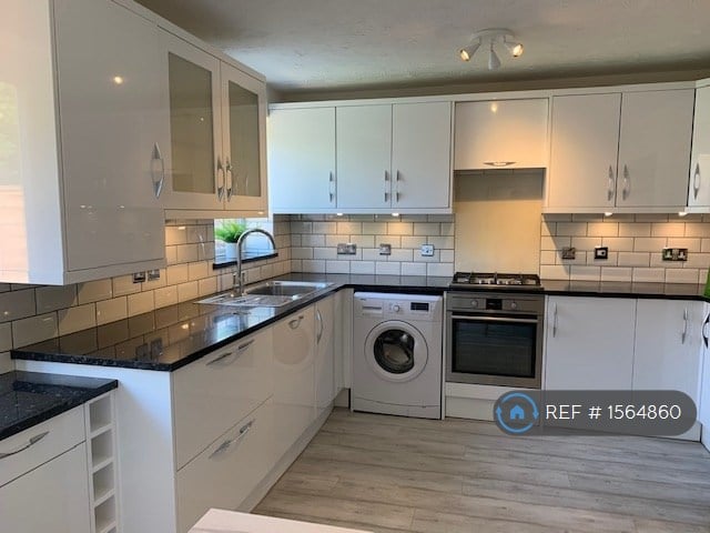 6 bedroom house in Nightingale Shott, Egham, TW20 (6 bed) (#1564860)