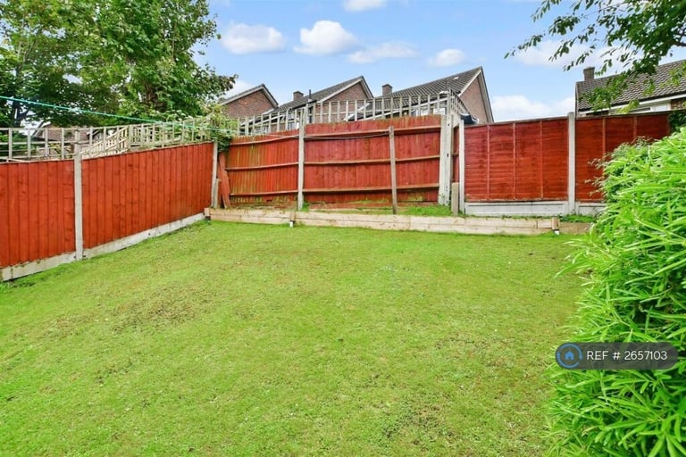 1 bedroom in Frimley Crescent, New Addington, Croydon, CR0 (#2657103)