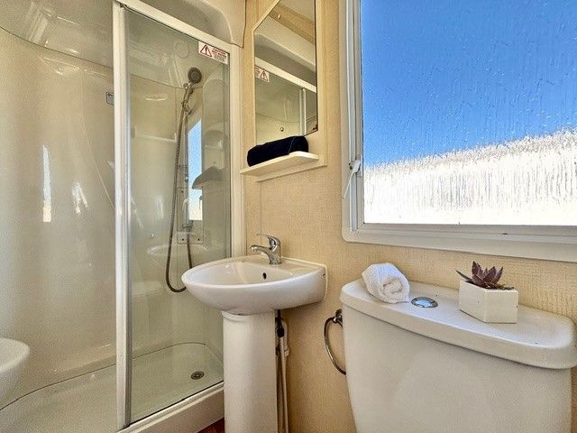 CHEAP STATIC CARAVAN FOR SALE AT BROADLAND SANDS HOLIDAY PARK - 11.5 MONTH OWNER SEASON