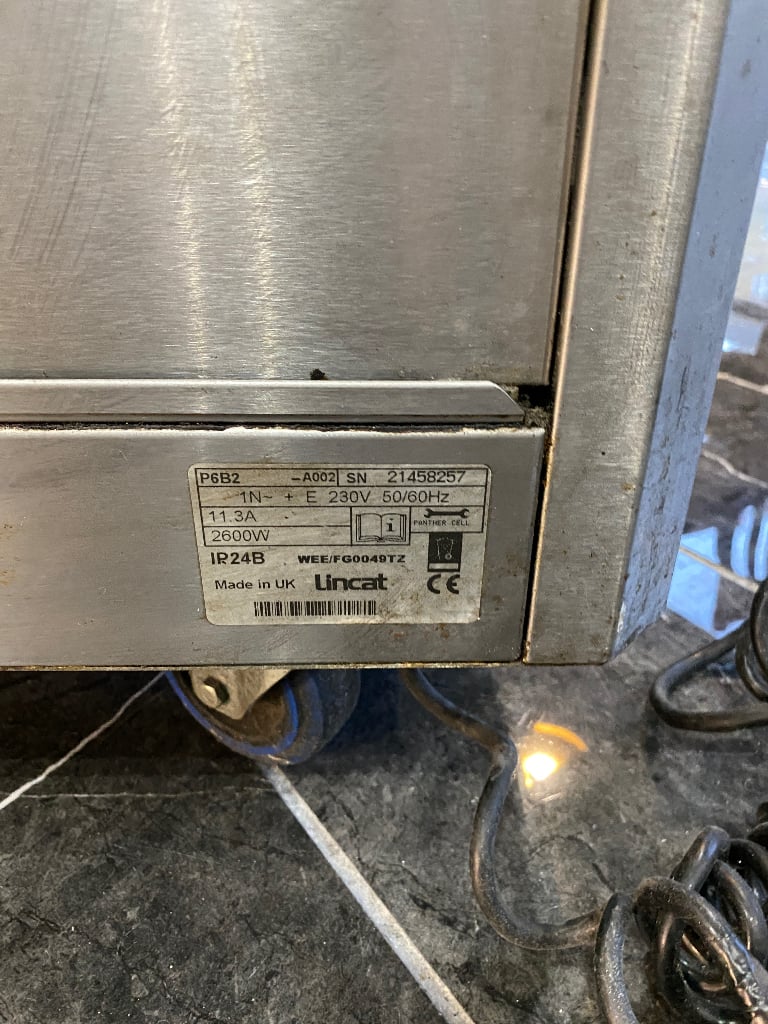 Lincat Panther P6B2 980mm Wide Mobile Hot Cupboard With Bain Marie Top