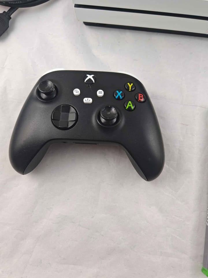 Xbox one S 1TB white 🤍 🐻‍❄️ + controller 🎮 + hdmi cable+ game 🎯