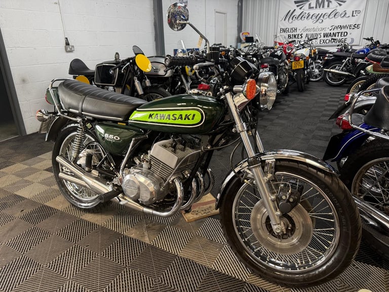 Allen Millyard Build – 1977 KAWASAKI KH550 four, classic two stoke, outstanding